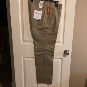 Dockers signature khaki color slim fit pants W34 32. 98% cotton. 2% elastine